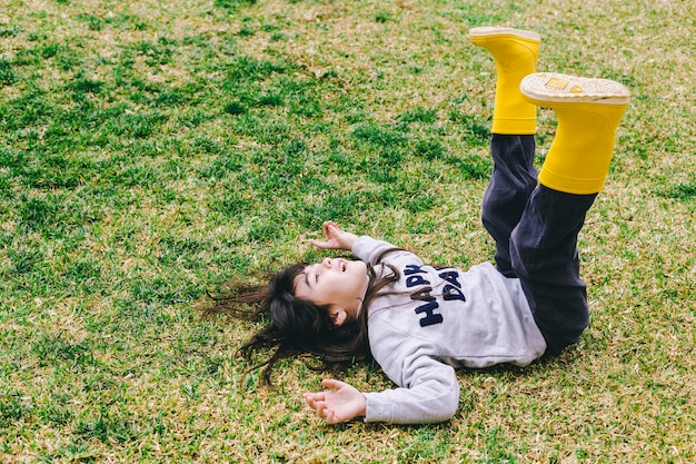 草の上に横たわる陽気な少女