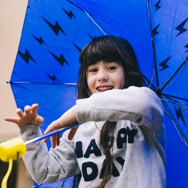 傘で遊ぶ陽気な女の子