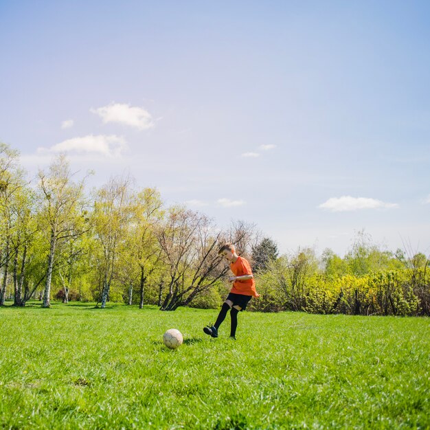 サッカーボールで遊んでいる陽気な男