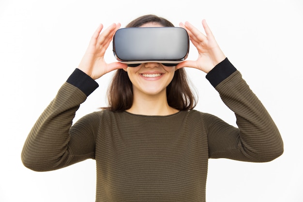 Веселый счастливый геймер в VR гарнитуре трогательного устройства