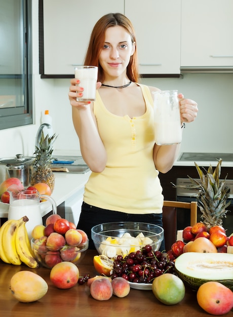 Foto gratuita casalinga allegra cocktail di latte alimentare con frutta