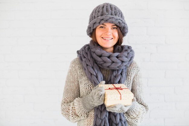 선물 상자와 장갑, 모자와 스카프에 쾌활 한 여자