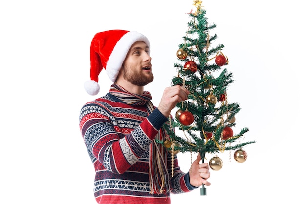 サンタ帽子の陽気な男クリスマスの装飾休日新年スタジオポーズ Premium写真