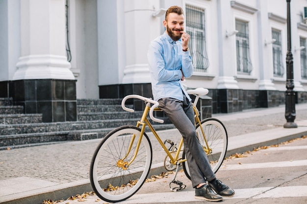 自転車に乗っている明るい男