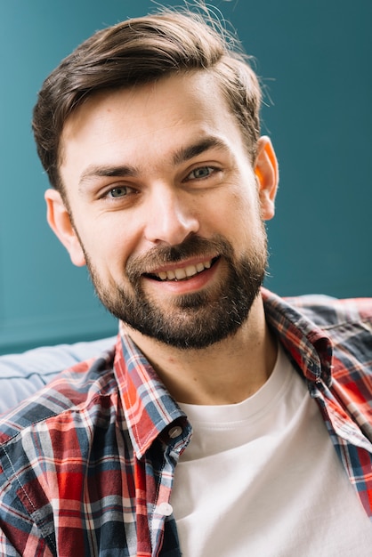 Uomo allegro che guarda l'obbiettivo