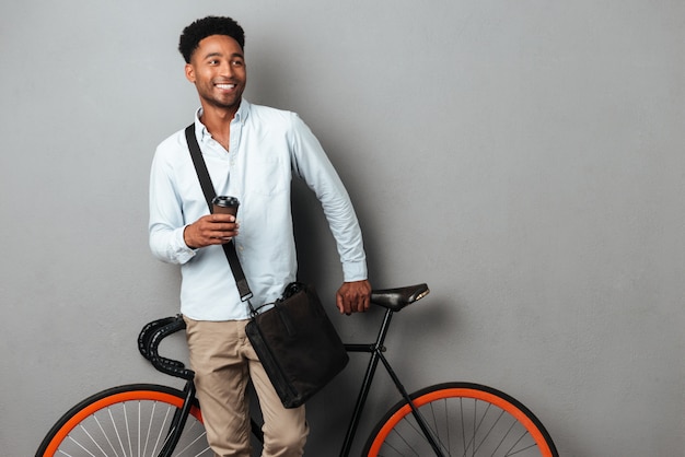 分離された自転車の近くに立っている陽気な男