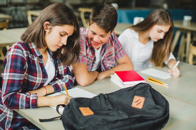 Foto gratuita uomo allegro con le ragazze in sala di classe