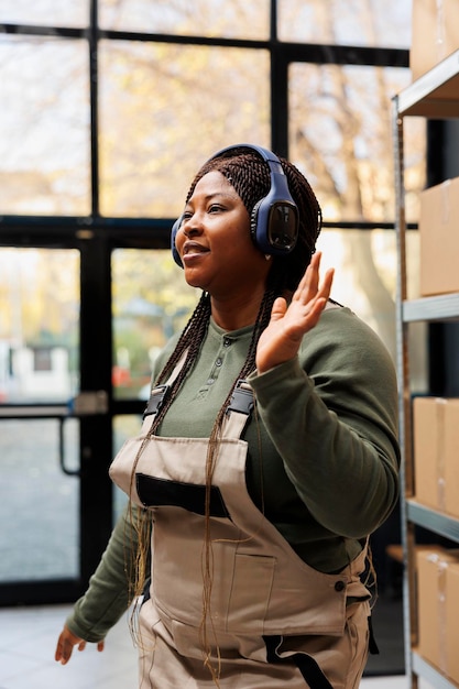 Free photo cheerful manager wearing headphones listening music