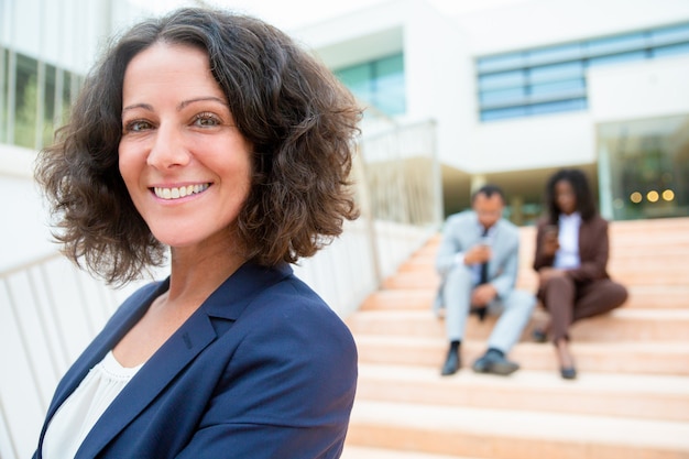 Free photo cheerful middle aged businesswoman