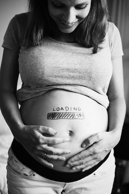 Foto gratuita un'allegra donna incinta che aspetta il suo bambino