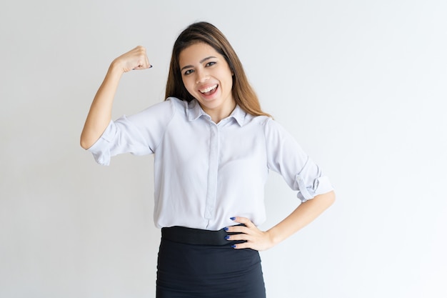 Donna graziosa allegra che pompa pugno e che celebra successo