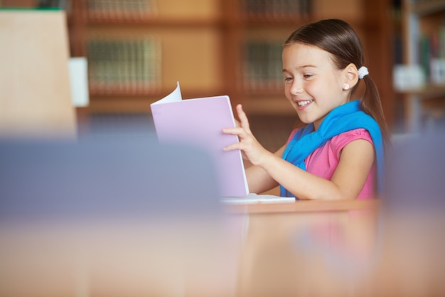 図書館で本を読んで朗らか女子高生