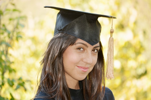 졸업 모자와 쾌활 한 학생