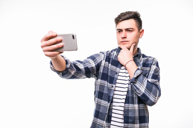 그의 휴대 전화와 함께 재미있는 selfies를 복용 명랑 한 십 대