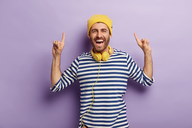 Free photo cheerful unshaven man prefers going upwards