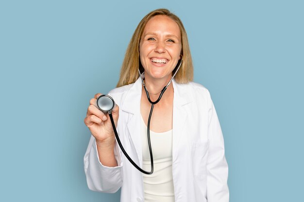 Веселая женщина-врач с помощью стетоскопа