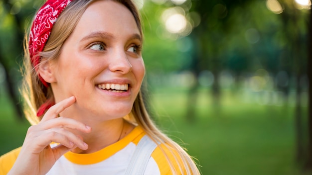 Foto gratuita donna allegra che posa all'aperto