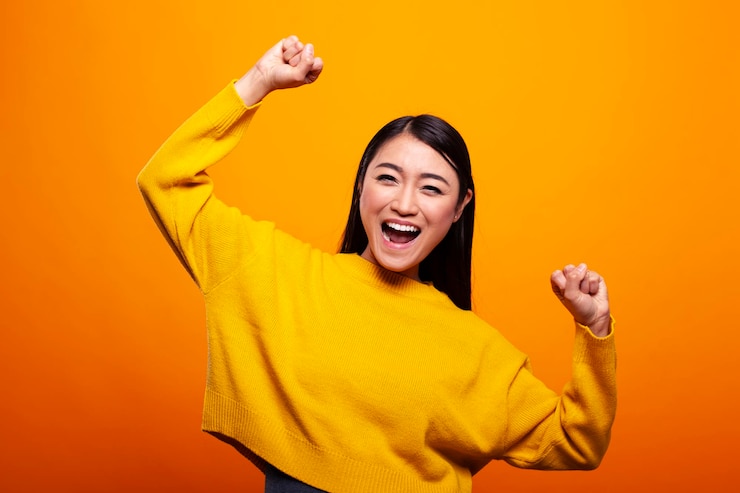 無料Photo 腕を上げている陽気な女性