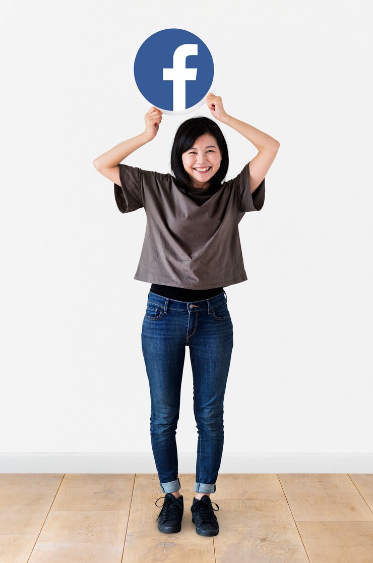 無料Photo facebookアイコンを表示する陽気な女性