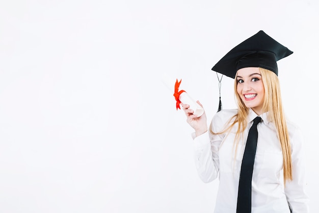 Foto gratuita donna allegra con la carta del diploma