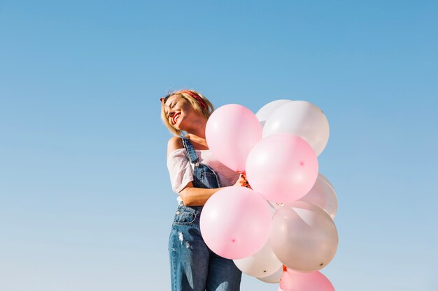 Веселая женщина с воздушными шарами