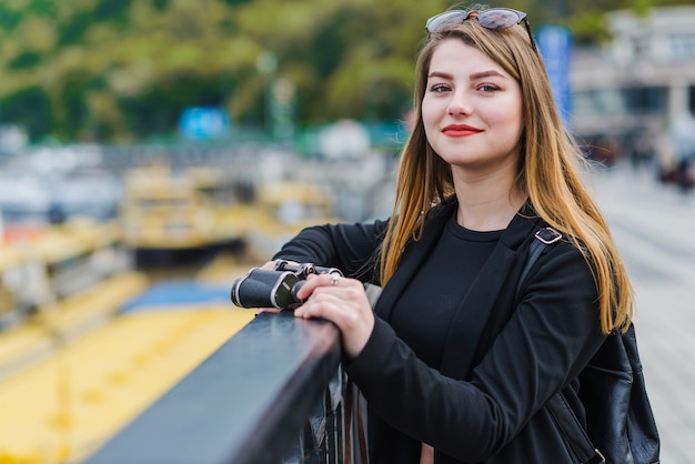 Foto gratuita donna allegra con il binocolo