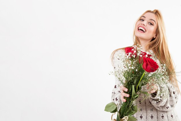 Веселая женщина с розами