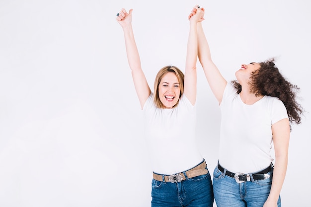 Foto gratuita donne allegre che celebrano il successo