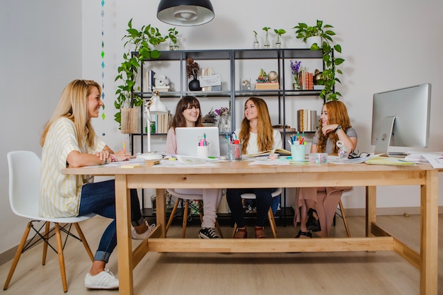 Foto gratuita le donne allegre in carica