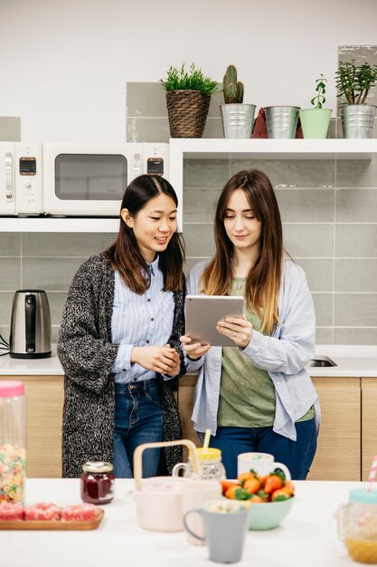 キッチン、タブレット、明るい、女性