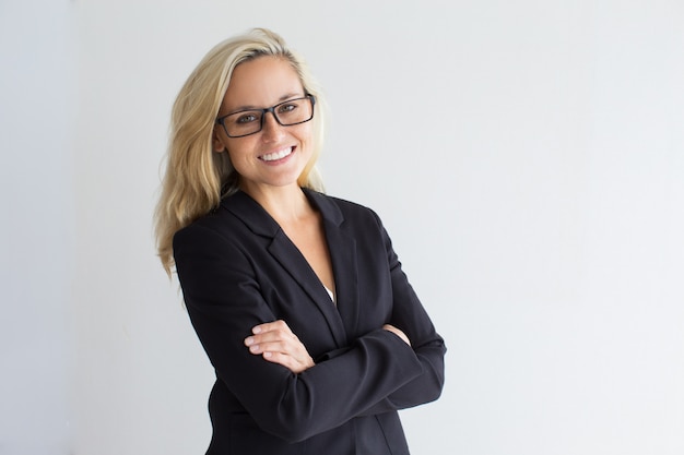 Free photo cheerful young businesswoman wearing eyeglasses