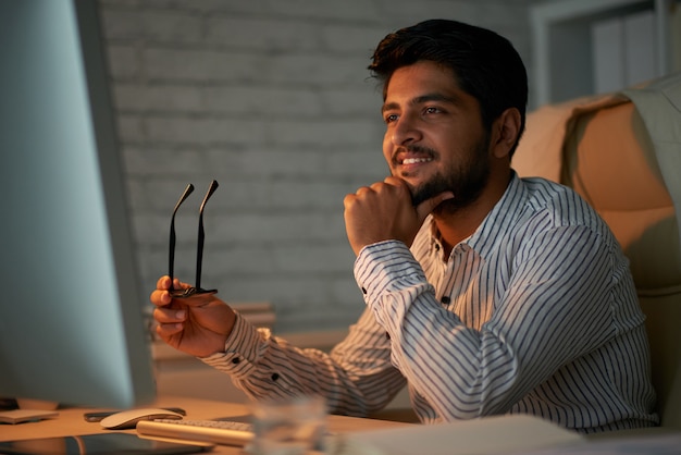 Free photo cheerful young entrepreneur