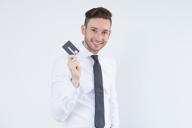 신용 카드를 사용하여 쾌활한 젊은 임원