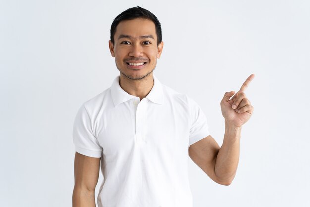重要なニュースを共有する陽気な若い男