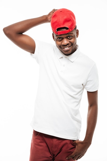 Free photo cheerful young man wearing cap and posing