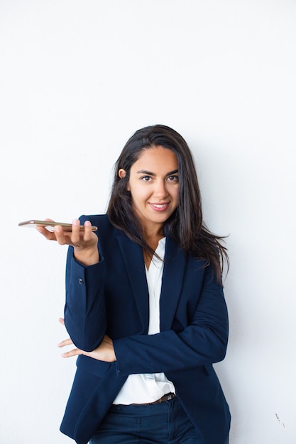 Free photo cheerful young woman holding cell phone