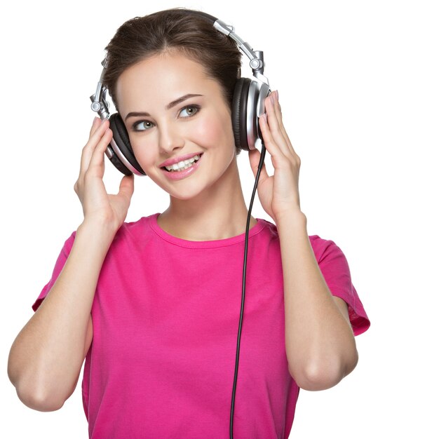 ヘッドフォンで音楽を聴く陽気な若い女性