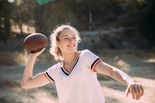 Foto gratuita giovane donna allegra che gioca rugby