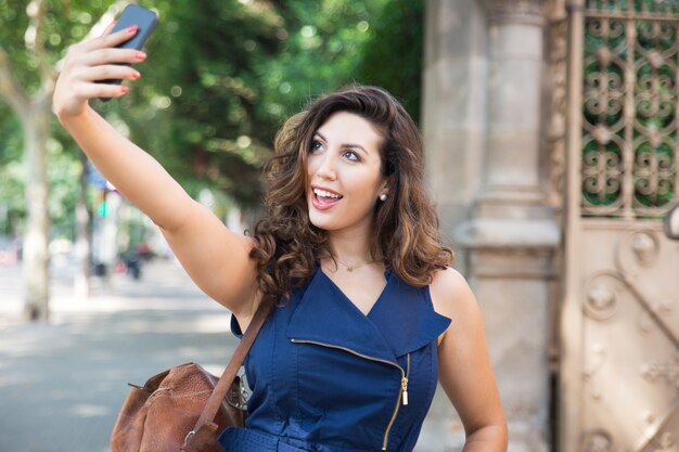 야외에서 selfie를 복용 쾌활 한 젊은 여자