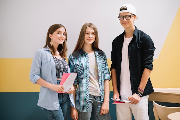 Free photo cheerful youngsters posing together