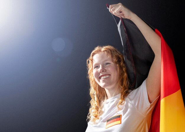 Аплодисменты женщина, держащая немецкий флаг с копией пространства