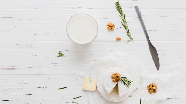 Foto gratuita antipasto di formaggio