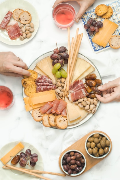 Foto gratuita brunch con tagliere di formaggi per una festa