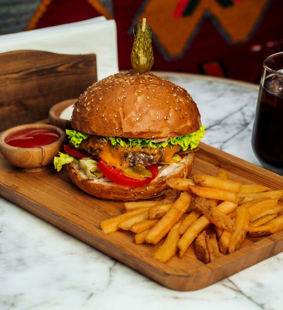 テーブルの上のフライドポテトとチーズハンバーガー