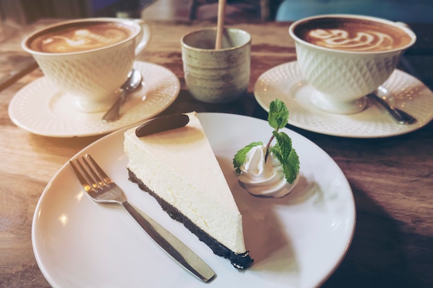 Foto gratuita torta di formaggio con la tazza di caffè caldo nella caffetteria