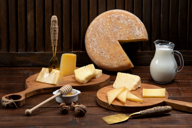 Il formaggio taglia i posti sui taglieri di legno