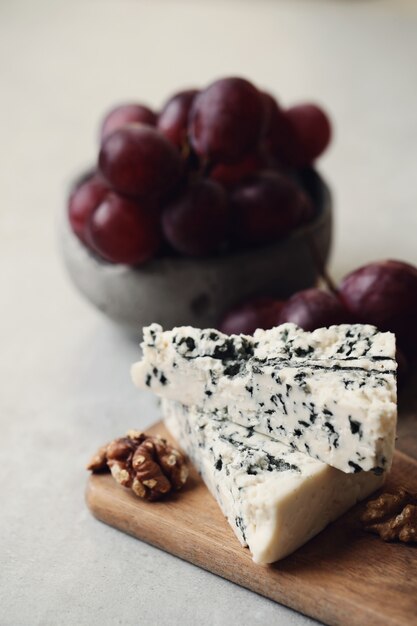 Cheese and grapes