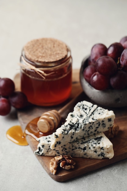 Cheese and grapes