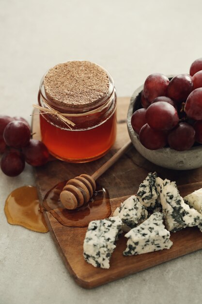 Cheese and grapes