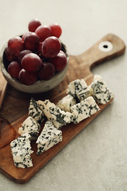 Cheese and grapes